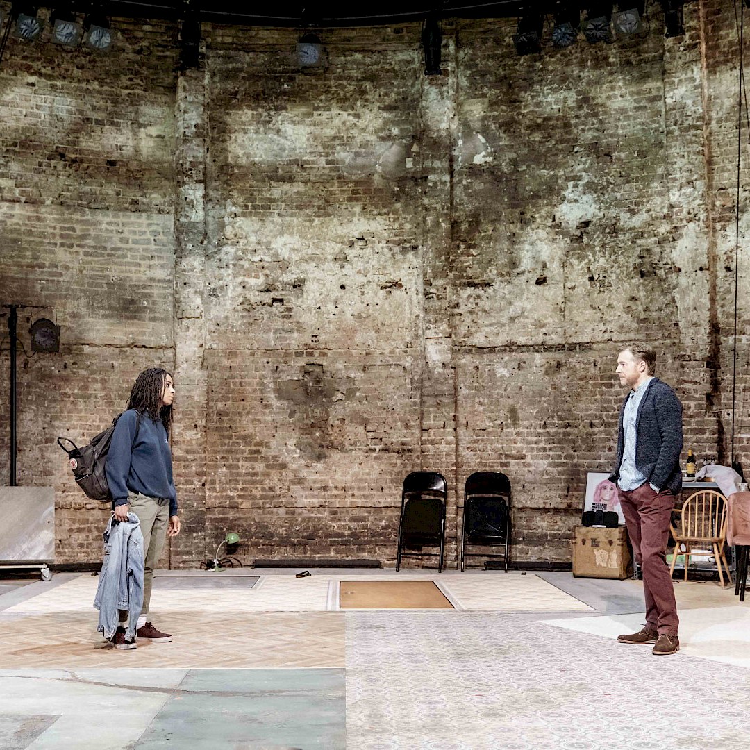 Fonte: [Almeida Theatre](https://almeida.co.uk/whats-on/the-writer/16-apr-2018-26-may-2018)